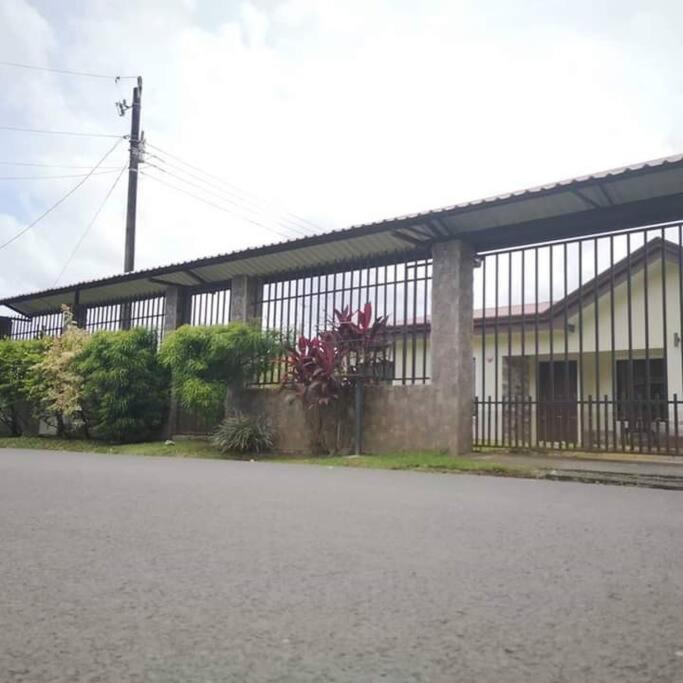 Elegant Villa In La Fortuna With Spacious Backyard Plus Very Private Pool & Parking Zewnętrze zdjęcie