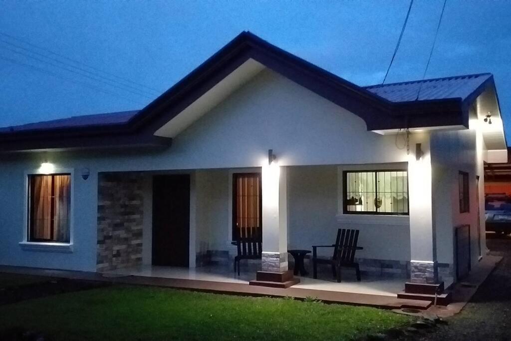Elegant Villa In La Fortuna With Spacious Backyard Plus Very Private Pool & Parking Zewnętrze zdjęcie